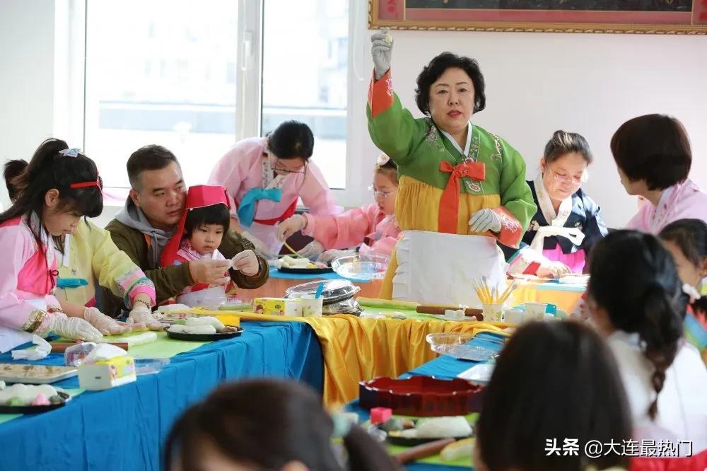 大连市朝鲜族迎‘三·八妇女节’传统花糕制作亲子活动