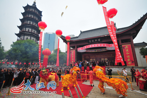 第19届南昌绳金塔庙会开幕人山人海、热闹非凡“庙会经济”点燃南昌城市“烟火气”华灯初上