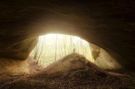 （）故事一一个在山洞里打坐，突然有一个女子进来躲风雨