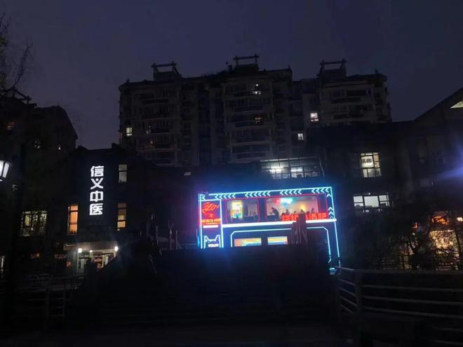 （橙柿互动）杭州信义坊商业街前也算是网红街