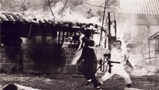 冯玉祥为什么要在1928年放火烧少林寺，公然挑衅佛寺？