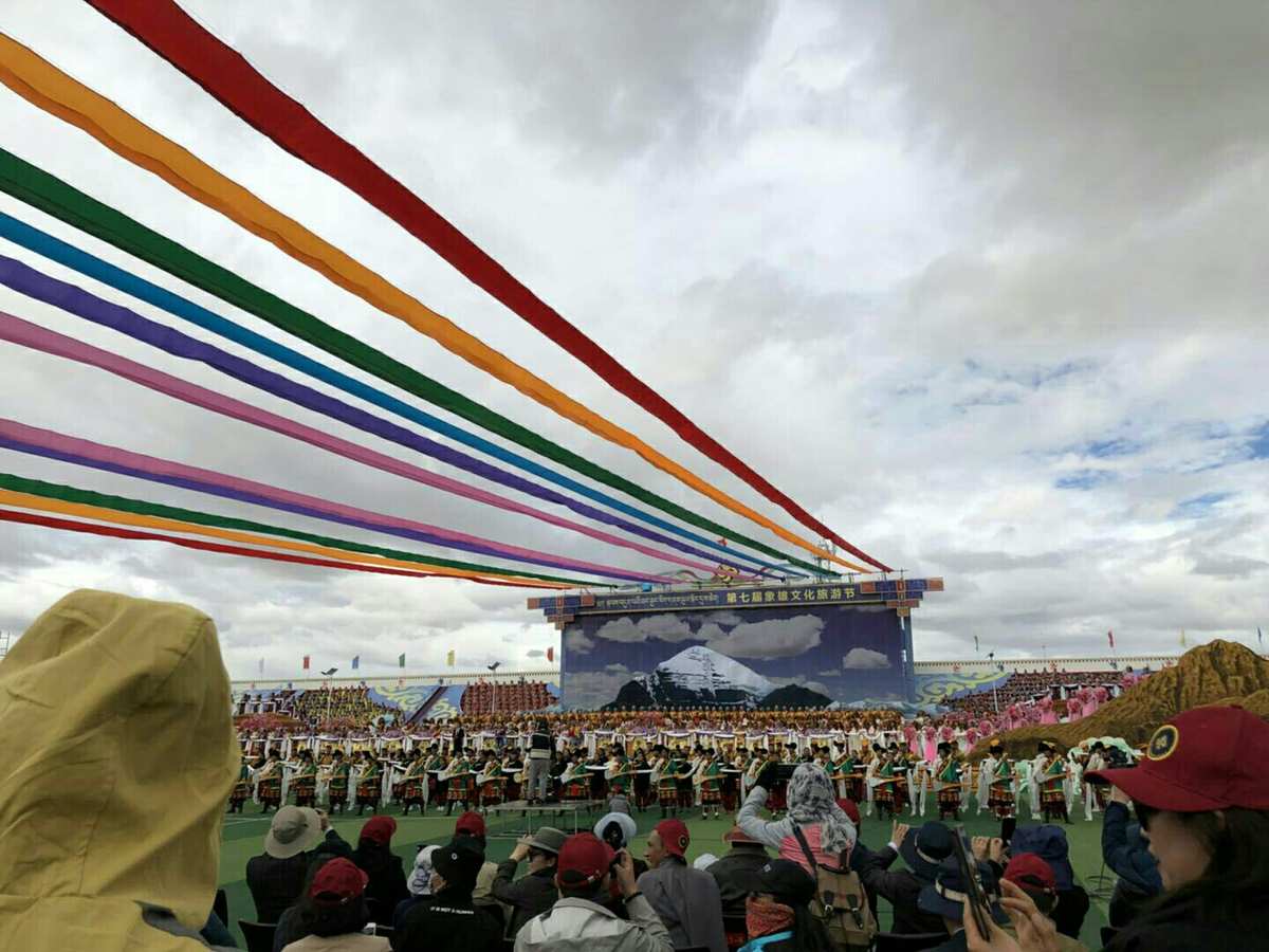 西藏阿里地区第七届象雄文化旅游节在狮泉河体育场开幕