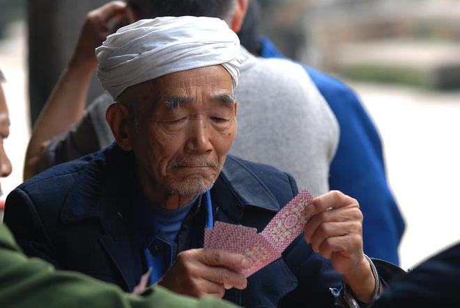 四川农村旅游发现七老八十的老头子头戴白布
