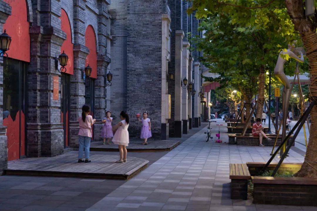 如何对历史文化街区进行“休闲化改造”，让老街区焕发新面貌？