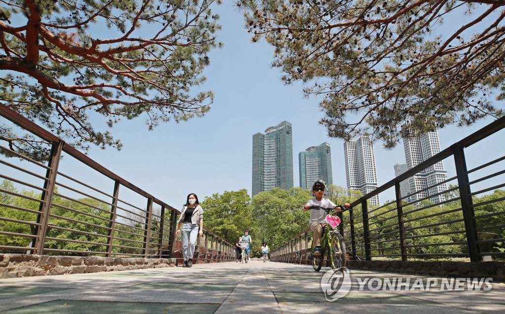 广州越秀公园游客高峰期一度要限制进园人数