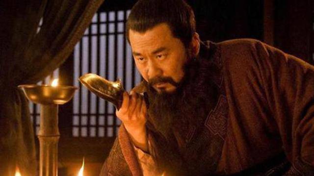 魏之初霸，术兼名法的曹操，是如何服软于儒家思想的？
