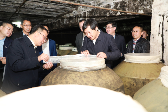 雷军与茅台董事长李静仁在茅台国际大酒店会面