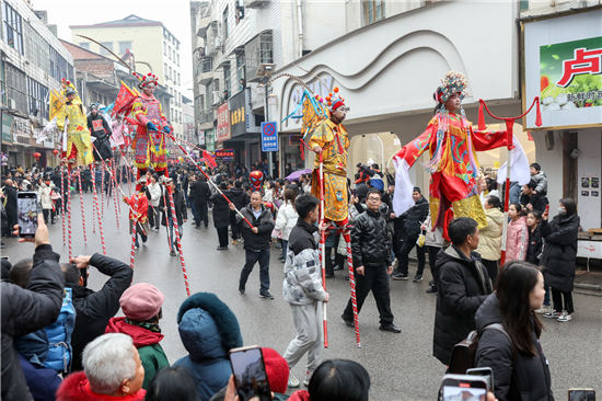 湖南各地举办非遗龙狮争霸赛传承千年