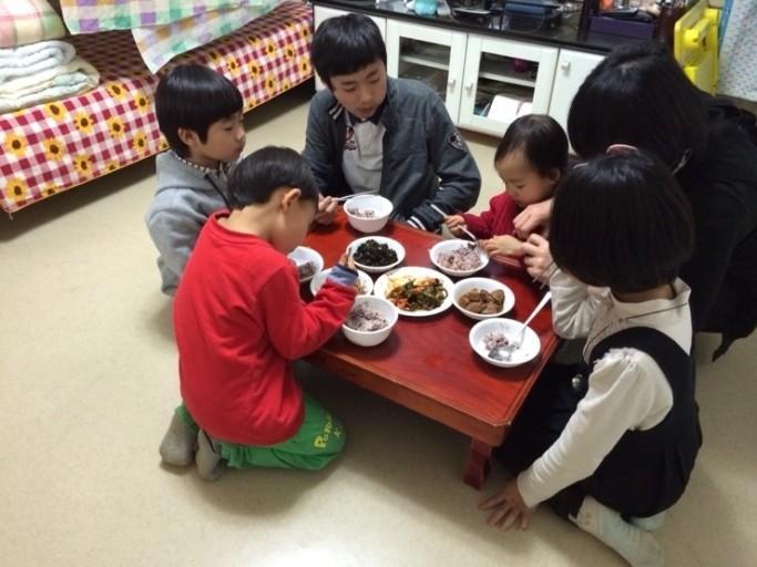 （鹿老师说外语）中韩餐桌礼仪的共同点和不同点